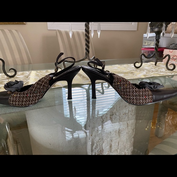 Brown leather and tweed sandals. - Picture 2 of 3